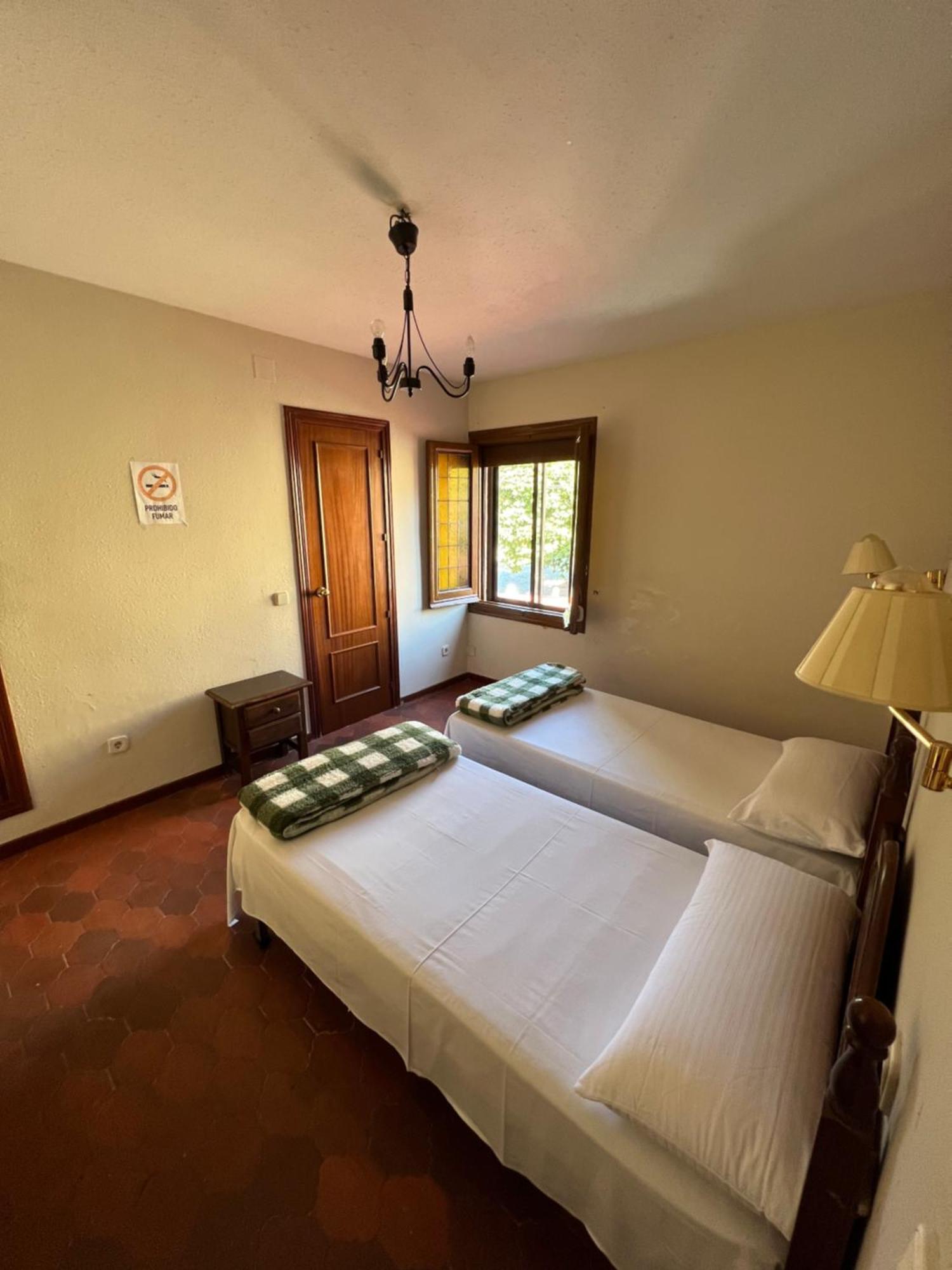 Отель Hostal Sabor Fusion Ла-Прадера-де-Навалорно Экстерьер фото